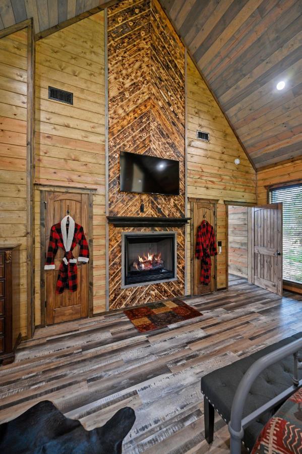 The Adirondack Honeymoon Hot Tub Soaking Tub Wood Burning Fireplace Stephens Gap Extérieur photo
